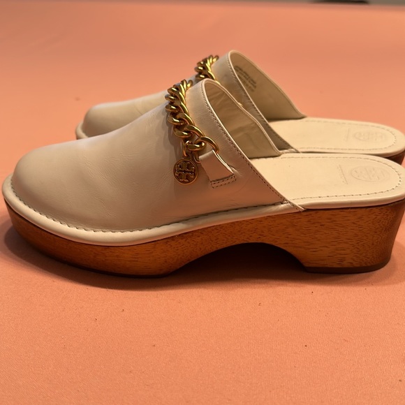 New Tory Burch Ivory Mini Benton Clogs with Gold Charm. Size 8.5. - Picture 5 of 7